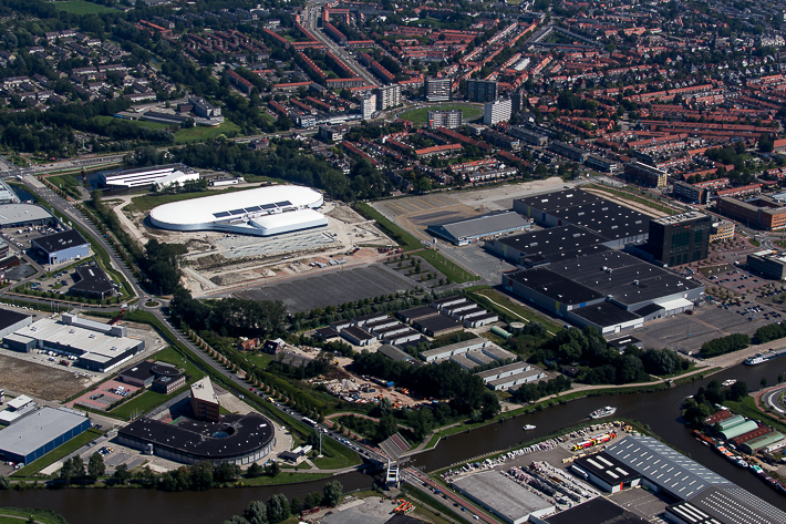 Luchtfoto van gebied met WTC Expo, Elfstedenhal en toekomstig Cambuurstadion in Leeuwarden. (Foto: Meindert van Dijk)