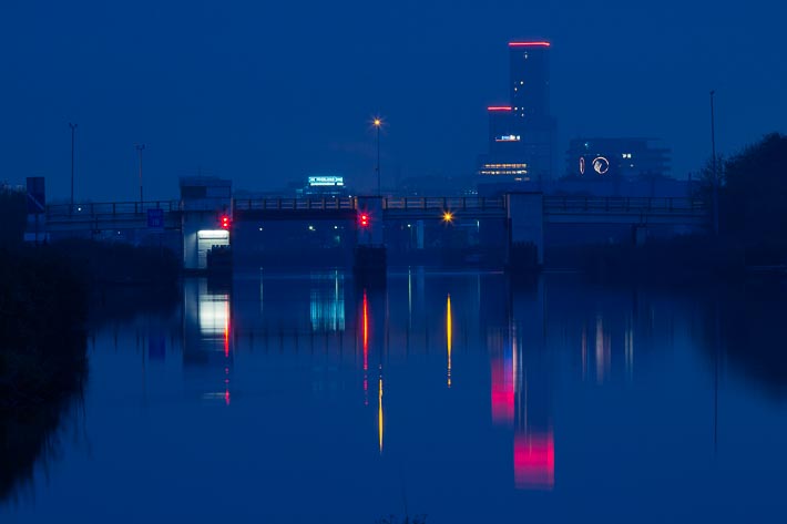 Nachtelijke foto van de brug Ritsumazijl over het Van Harinxmakanaal bij Leeuwarden