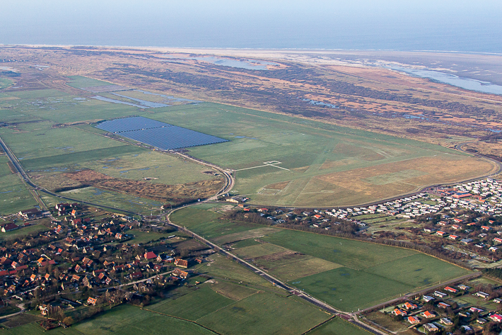 Luchtfoto van Zonnepark Ameland, gelegen tussen Ballum en Ameland Airport