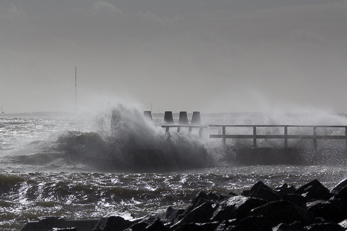 Foto van opspattende golven in IJsselmeer tijdens storm